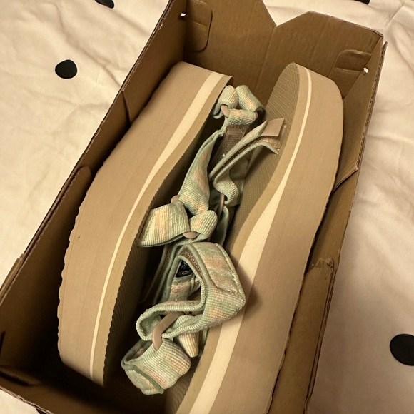 Women’s Teva flatform universal platform sandal tan & mint green NEW never worn - Picture 3 of 5
